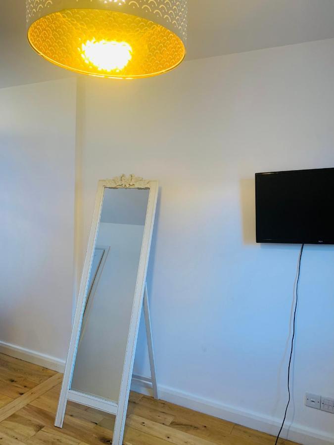 Riverside Double Room With Double Sofa Bed London Exterior photo